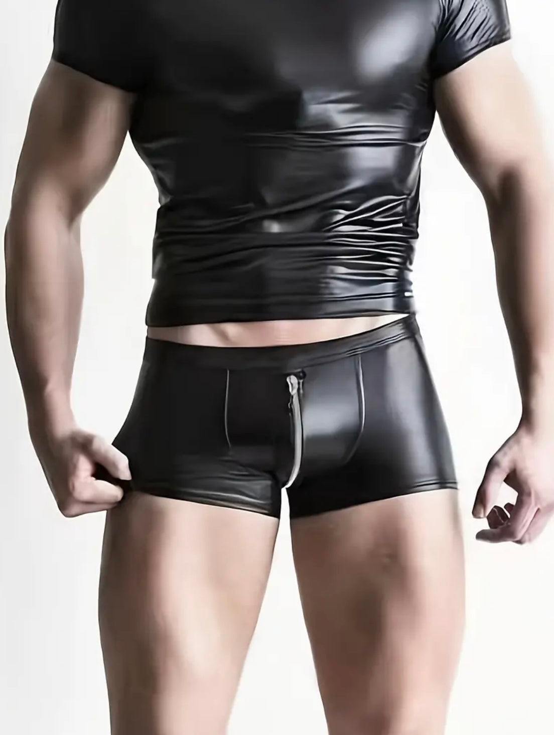 Noir Sleek - Moderne Herren-Shorts im Wet-Look