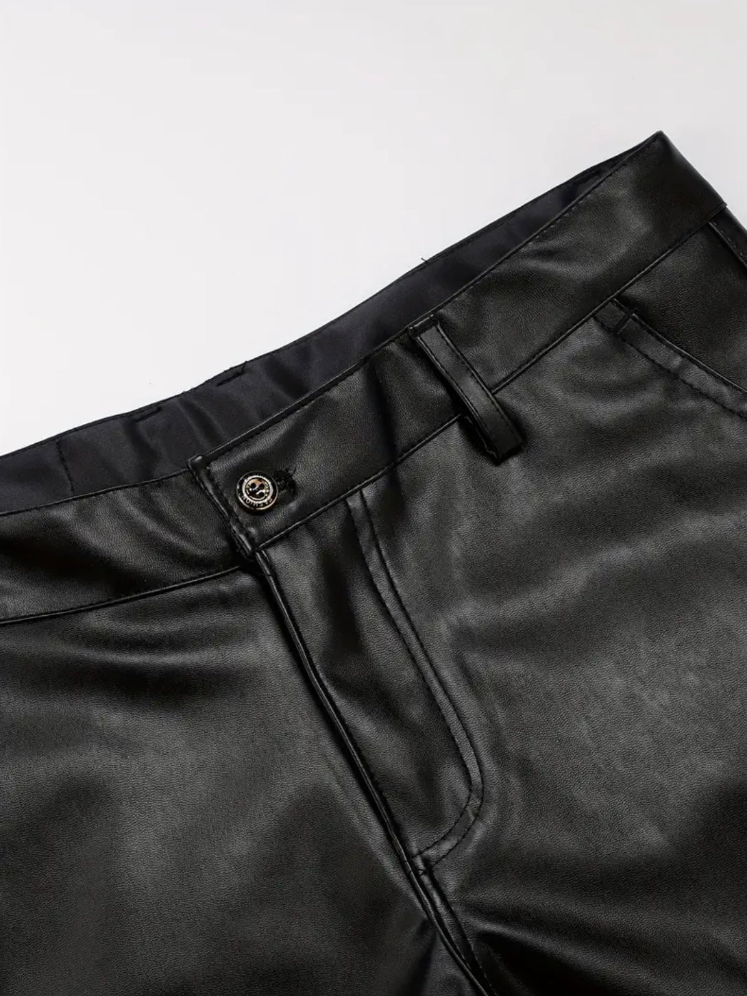 Urban Edge - Lederlook Shorts für den modernen Mann